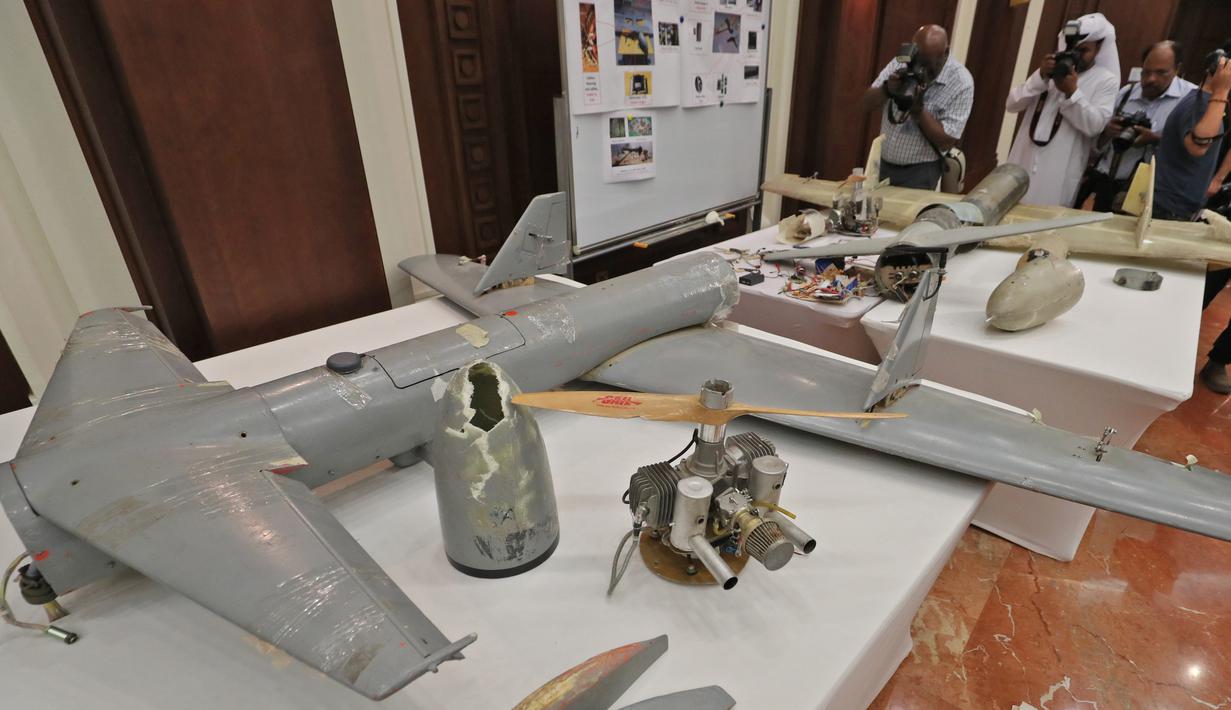 Sejumlah puing pesawat tanpa awak (drone) Ababil buatan Iran milik pemberontak Houthi saat gelar rilis di Abu Dhabi, (19/6). Para pemberontak mencoba untuk memata-matai dan memantau pergerakan pasukan Yaman. (AFP PHOTO / Karim Sahib)