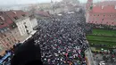 Ribuan orang berdemonstrasi menentang rencana larangan aborsi secara keseluruhan di ibu kota Polandia, Senin (3/10). Para perempuan mengenakan pakaian serba hitam, simbol duka atas hak-hak reproduktif mereka. (Agencja Gazeta/Slawomir Kaminski/REUTERS)