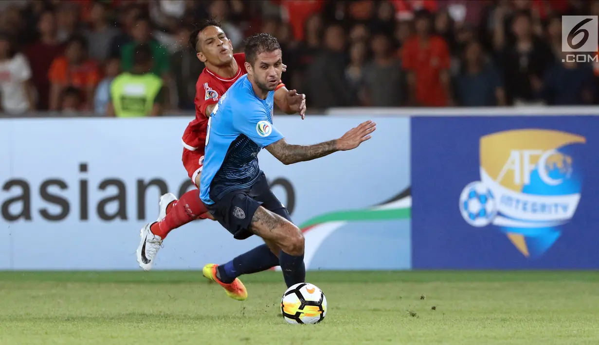 Gelandang Persija, Addison Alves (kiri) berebut bola dengan pemain Johor Darul Takzim, Putera Nadher pada lanjutan penyisihan Grup H Piala Asia 2018 di Stadion GBK, Jakarta, Selasa (10/4). Persija menang telak 4-0. (Liputan6.com/Helmi Fithriansyah)