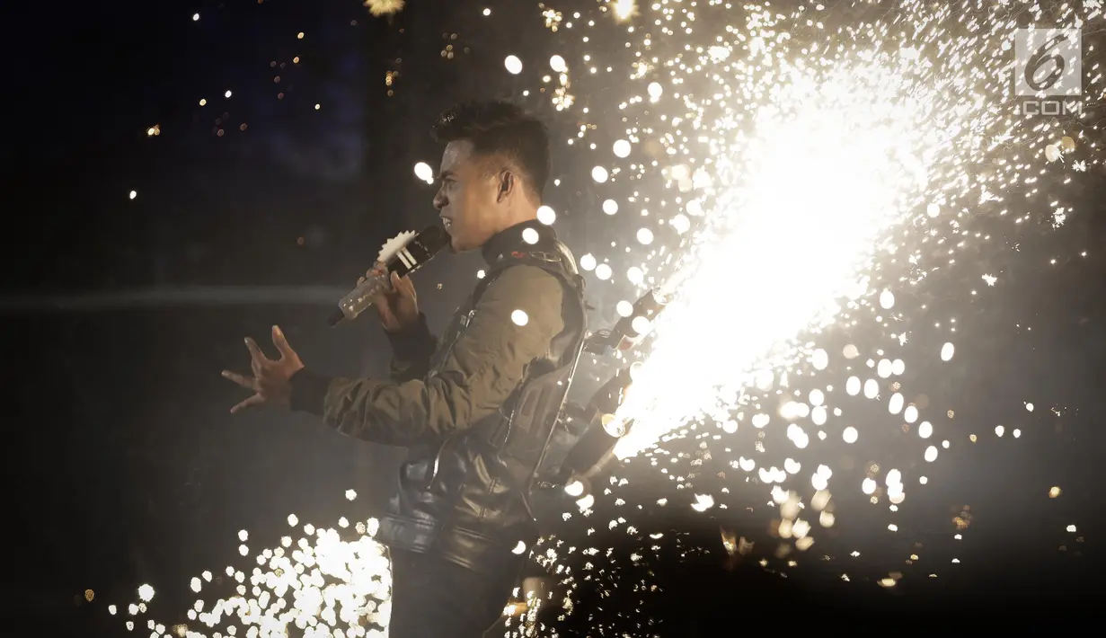Fildan saat tampil dalam Grand Final Dangdut Academy 4 (D'Academy 4) di Studio 5 Indosiar, Jakarta, Jumat (19/5). (Liputan6.com/Faizal Fanani)