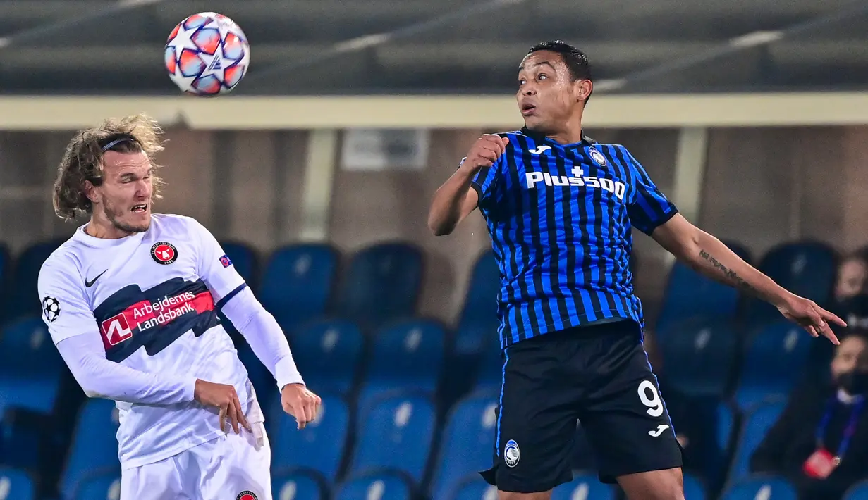Bek Midtjylland, Alexander Scholz dan penyerang Atalanta, Luis Muriel melakukan sundulan pada matchday kelima Grup D Liga Champions di Atleti Azzurri d'Italia, Rabu (2/12/2020) dini hari WIB. Atalanta membuka peluang lolos ke babak 16 besar usai menahan imbang Midtjylland 1-1 (MIGUEL MEDINA/AFP)