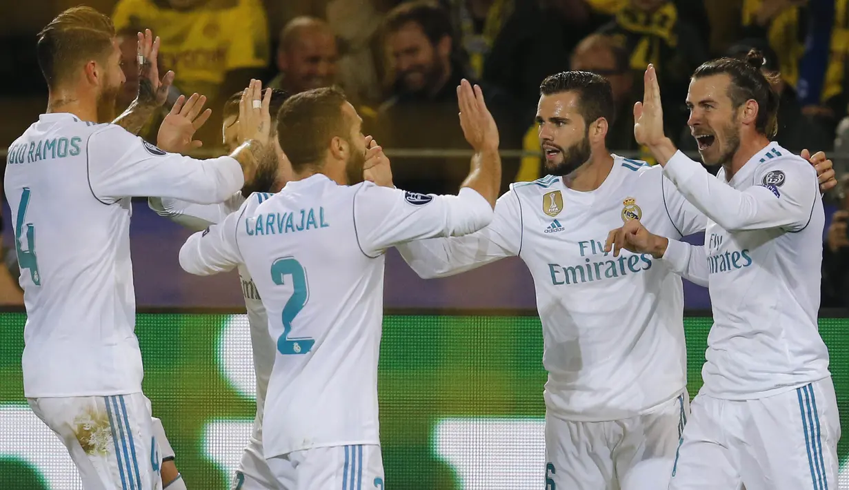 Para pemain Real Madrid merayakan gol yang dicetak Gareth Bale ke gawang Dortmund pada laga Liga Champions di Stadion Signal Iduna Park, Dortmund, Selasa (26/9/2017). Dortmund kalah 1-3 dari Madrid. (AFP/Michael Probst)
