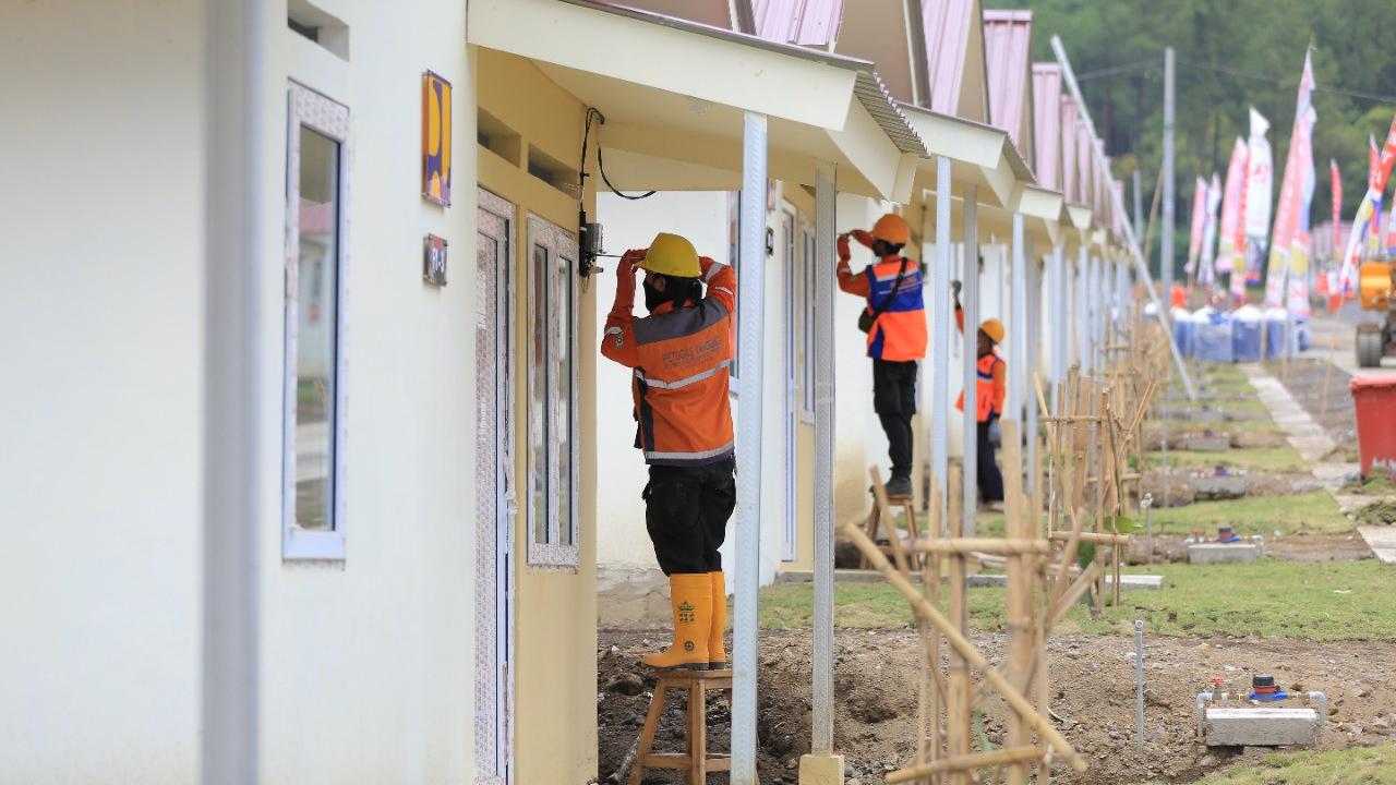 Petugas PLN memasang jaringan listrik di huntara Semeru. (Dian Kurniawan/Liputan6.com).