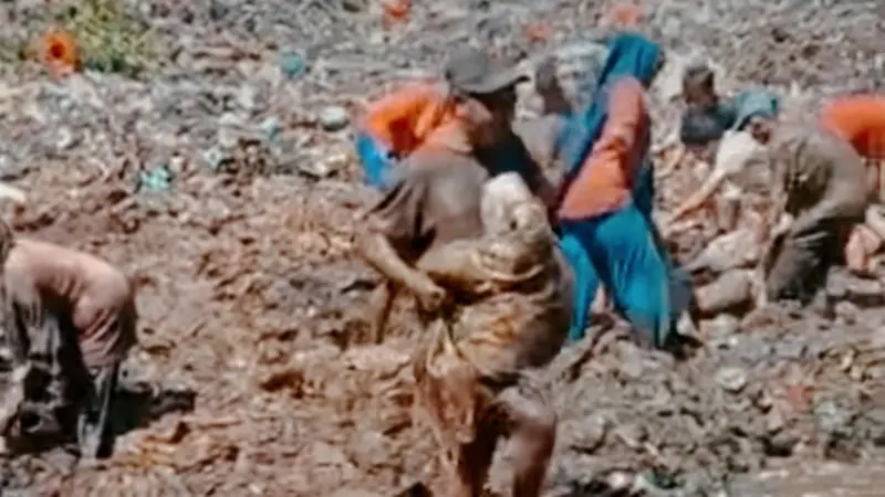 Tangkapan layar video warga di Kabupaten Bengkalis menggali daging kerbau impor India di timbunan sampah.