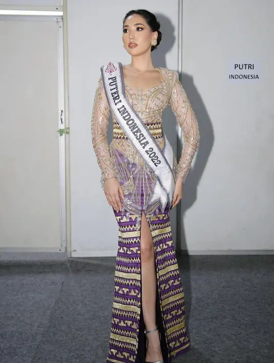 Puteri Indonesia 2022 Laksmi DeNeefe mengenakan kebaya berpayet rancangan Anaz dan kain tapis khas Lampung berwarna ungu. [Instaggram/laksmideneefe]