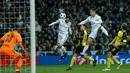 Pemain Real Madrid, Borja Mayoral dan Cristiano Ronaldo melakukan sundulan di depan gawang Borussia Dortmund pada matchday terakhir Grup H Liga Champions di Stadion Santiago Bernabeu, Kamis (7/12). Real Madrid unggul 3-2. (AP/Francisco Seco)