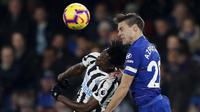 Gelandang Newcastle United, Christian Atsu bersaing dengan bek Chelsea, Cesar Azpilicueta selama pertandingan Liga Premier Inggris di Stamford Bridge di London pada 12 Januari 2019. Wartawan olahraga Ghana, Saddick Adams melaporkan Christian Atsu yang kini bermain di klub Turki Hatayspor terjebak di lantai 9 sebuah gedung yang runtuh akibat gempa Turki. (AFP/Adrian Dennis)