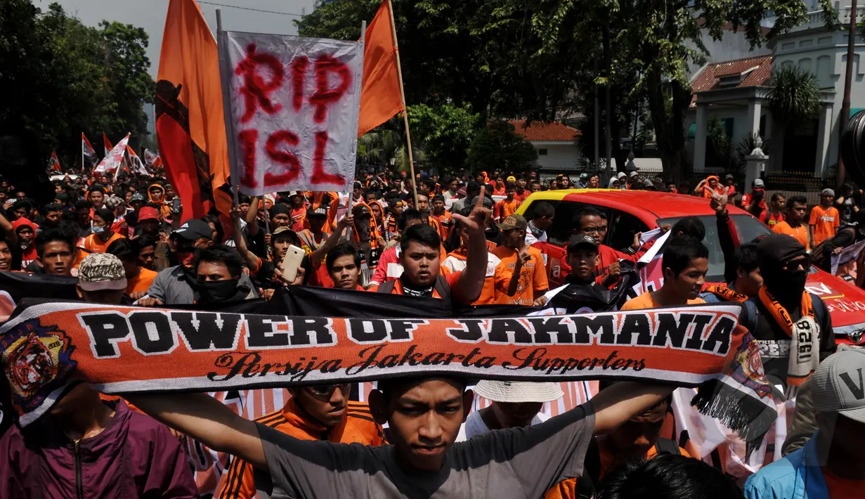 Salah satu suporter Persija membentangkan syal saat melakukan aksi menuju Istana Negara, Jakarta, Selasa (5/5/2015). Jakmania juga memenuhi ruas jalan Medan Merdeka Barat saat akan berunjuk rasa di depan Istana Negara. (Liputan6.com/Johan Tallo)