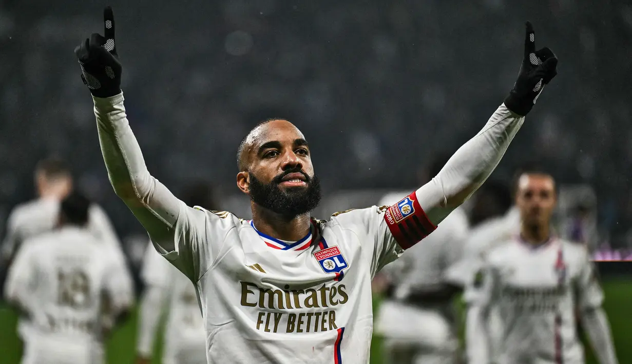 Pemain kedua yang mencetak hattrick di Ligue 1 2023/2024 adalah striker Olympique Lyon yang sempat memperkuat Arsenal selama 5 musim, Alexandre Lacazette. Pemain yang tengah menjalani musim kedua pada periode keduanya bersama Lyon ini membuat hattrick pada pekan ke-15 saat menang 3-0 atas tamunya, Toulouse (10/12/2023). Hingga pekan ke-23 Ligue 1 2023/2024 ia telah mencetak total 12 gol dari 20 laga. (AFP/Olivier Cassignole)