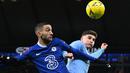 Gelandang Chelsea, Hakim Ziyech berebut bola dengan striker Manchester City, Julian Alvarez dalam laga putaran ketiga Piala FA 2022/2023 di Etihad Stadium, Manchester (8/1/2023). Everton gagal mendapatkan Hakim Ziyech dari Chelsea karena sang pemain lebih memilih bergabung dengan PSG. Namun akibat kesalahan teknis dalam hal surat kontrak, Hakim Ziyech akhirnya gagal menjadi milik PSG dan tetap bertahan bersama Chelsea. (AFP/Oli Scarff)