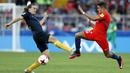 Gelandang Australia, Jackson Irvine, berebut bola dengan striker Cile, Alexis Sanchez pada laga Grup B Piala Konfederasi 2017 di Arena Otkrytiye, Moskow, Minggu (25/6/2017). Cile bermain imbang 1-1 dengan Australia. (EPA/Yuri Kochetkov)