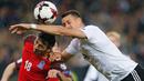 Pemain timnas Jerman, Sandro Wagner menyundul bola dibayangi pemain Azerbaijan, Khalilzade pada babak kualifikasi Piala Dunia 2018 zona Eropa di Stadion Fritz Walter, Minggu (8/10). Jerman sukses melumat Azerbaijan dengan skor 5-1. (AP/Michael Probst)