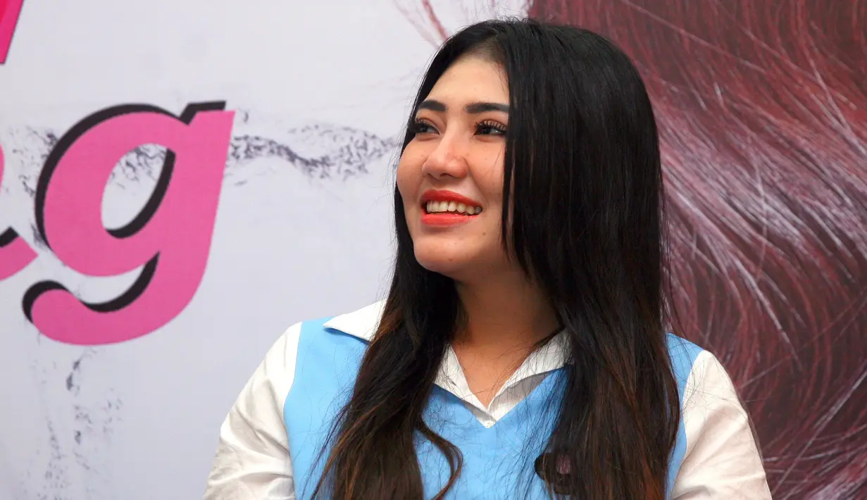 Penyanyi dangdut asal Sidoarjo Via Vallen salah satu artis yang menanti aksi-aksi tim favoritnya. Bahkan, ia mengaku rela begadang demi menyaksikan aski tim pavoritnya. (Nurwahyunan/Bintang.com)