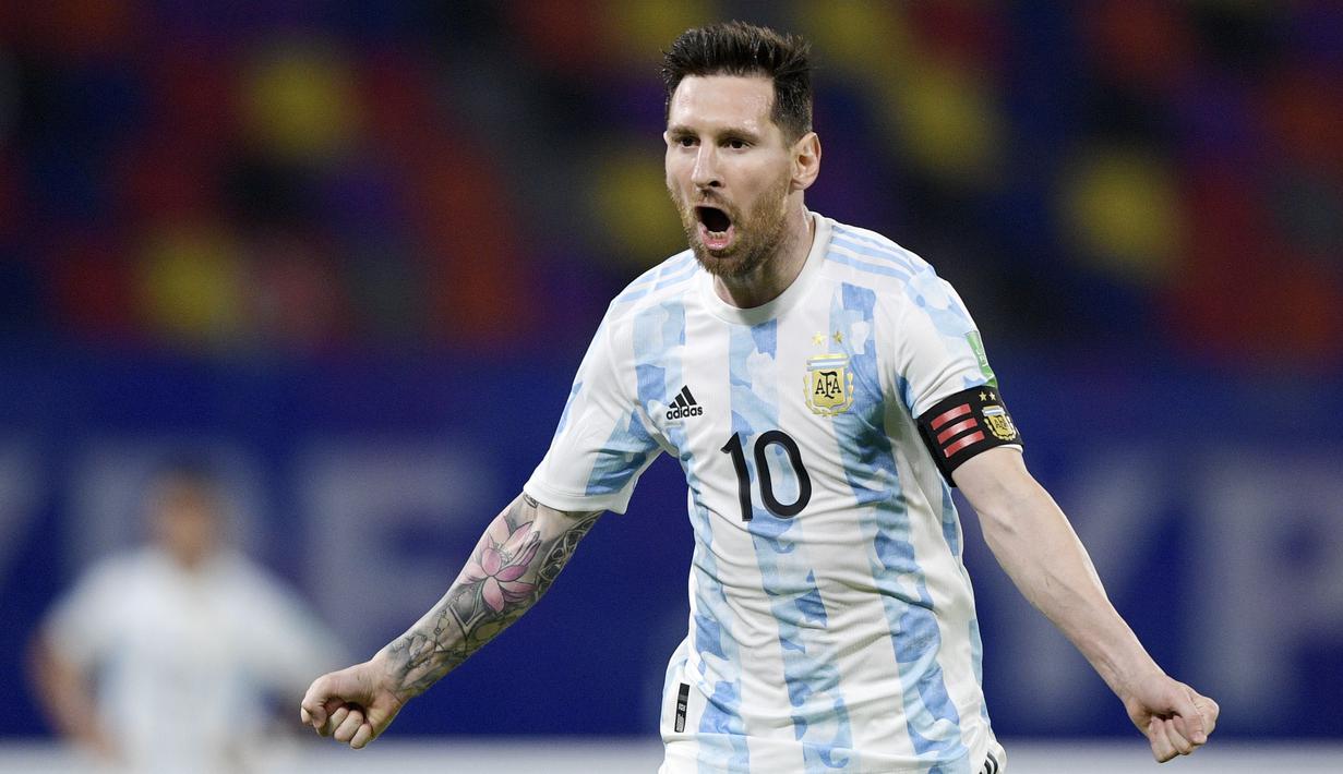 Striker Argentina, Lionel Messi, melakukan selebrasi usai mencetak gol ke gawang Chili pada Kualifikasi Piala Dunia 2022 Zona Amerika Selatan di Stadion Santiago del Estero, Jumat (4/6/2021). Kedua tim bermain imbang 1-1. (Juan Mabromata, Pool via AP)