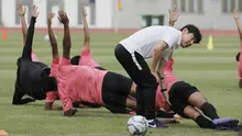 Manajer pelatih Timnas Indonesia, Shin Tae-yong, saat latihan Timnas U-19 di Stadion Wibawa Mukti, Senin (13/1/2020). Pria asal Korsel ini menjadi supervisi untuk Timnas Indonesia senior, U-22, U-20, dan U-16. (Bola.com/M Iqbal Ichsan)