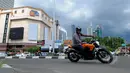 Zero Motorcycles dapat dipacu dengan akselerasi tinggi dari posisi berhenti hingga mencapai 100 km/jam dalam waktu 3.3 detik, Jakarta, Selasa (17/3/2015). Keberadaan Zero akan menjadi alternatif bagi penggemar roda dua. (Liputan6.com/Faisal R Syam)