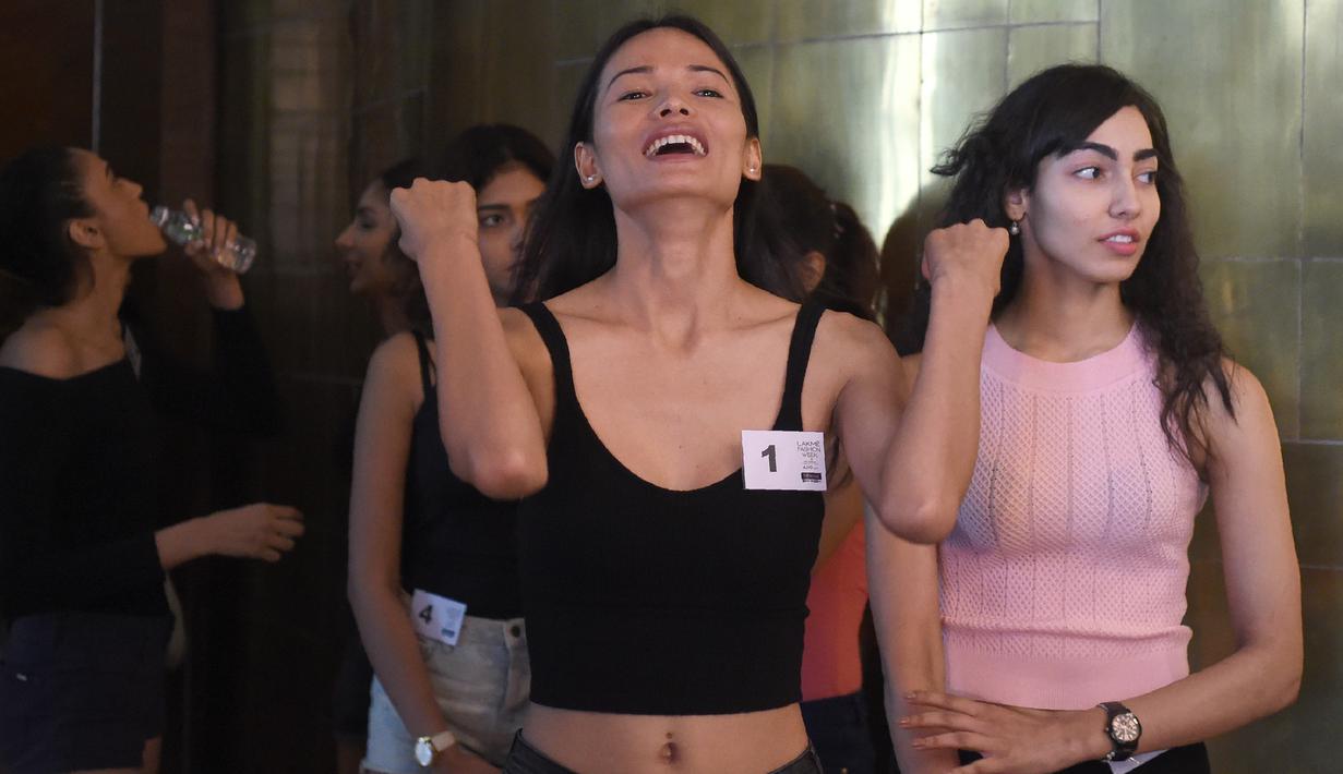 Model transgender pertama Nepal Anjali Lama (tengah) bersiap untuk tampil di depan para juri selama audisi model LFW 2017 di Mumbai (13/6). Acara audisi model Lakme Fashion Week (LFW) akan diadakan di Mumbai pada bulan Agustus. (AFP Photo/Punit Paranjpe)