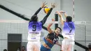 Pemain Jakarta BNI 46, Muhamad Melgis Nur Amal (tengah) melakukan spike ke arah tim Surabaya Bhayangkara Samator saat laga lanjutan PLN Mobile Proliga 2022 di GOR Padepokan Voli Jenderal Polisi Kunarto, Bogor, Jumat (14/01/2022). (Bola.com/Bagaskara Lazuardi)