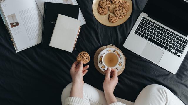 Ilustrasi ngemil, makanan kecil, camilan