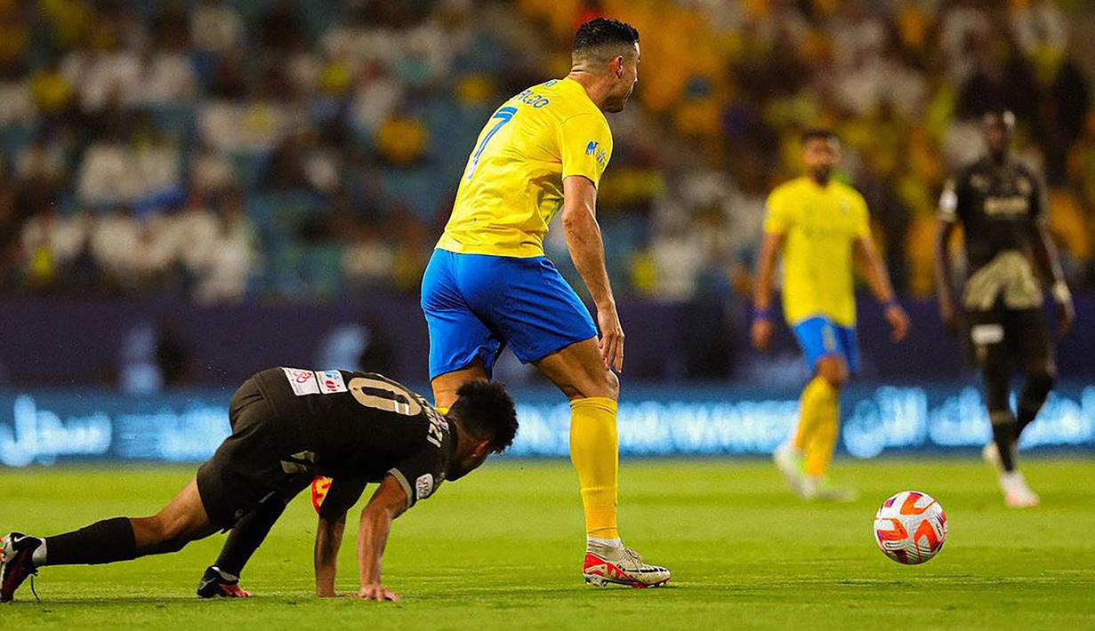Striker Al Nassr, Cristiano Ronaldo berhasil melewati adangan seorang pemain Damac pada laga pekan ke-10 Liga Arab Saudi 2023/2024 yang berlangsung di King Saud University Stadium, Riyadh, Sabtu (21/10/2023) malam WIB. (instagram.com/alnassr)