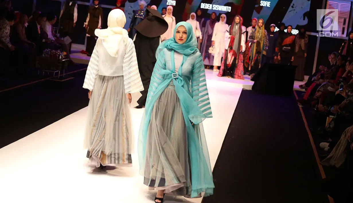 Model berjalan mengenakan busana muslim saat pembukaan Muffest 2018, Jakarta, Kamis (19/4). Selain fashion show, Muffest menyajikan pameran 200 merek fashion muslim yang berlangsung mulai 19 April hingga 22 April 2018. (Liputan6.com/Immanuel Antonius)