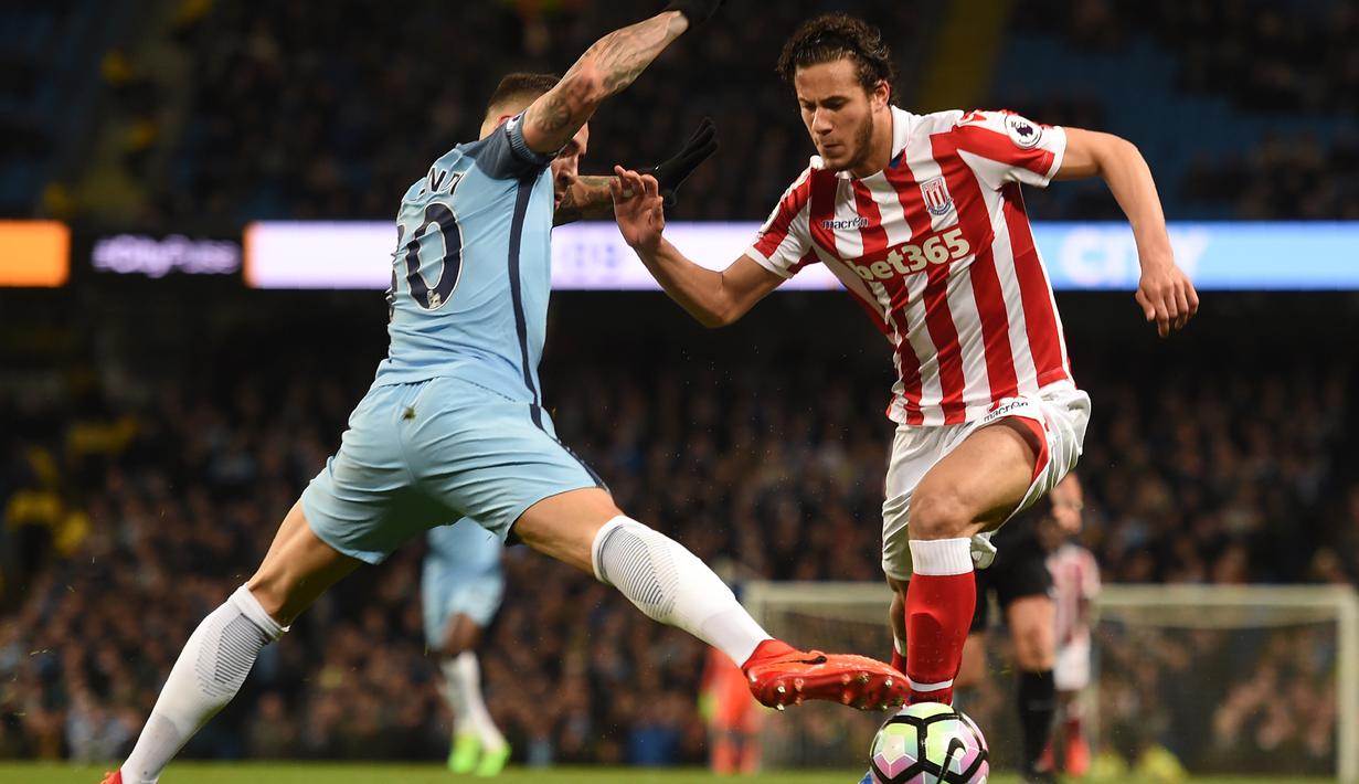 Skuat Mesir berikut ini adalah, Ramadan Sobhi (kanan) gelandang yang bermain untuk klub Inggris Stoke City tersebut telah mencetak dua gol selama 42 kali bermain bersama The Potters. (AFP/Paul Ellis)