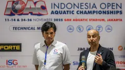 Kedatangan Husain Al-Musallam ke IOAC 2025 ditemani oleh Ketua PB Harian Akuatik Indonesia, Harlin E. Rahardjo, beserta jajaran pengurus Akuatik Indonesia. (Bola.com/Bagaskara Lazuardi)