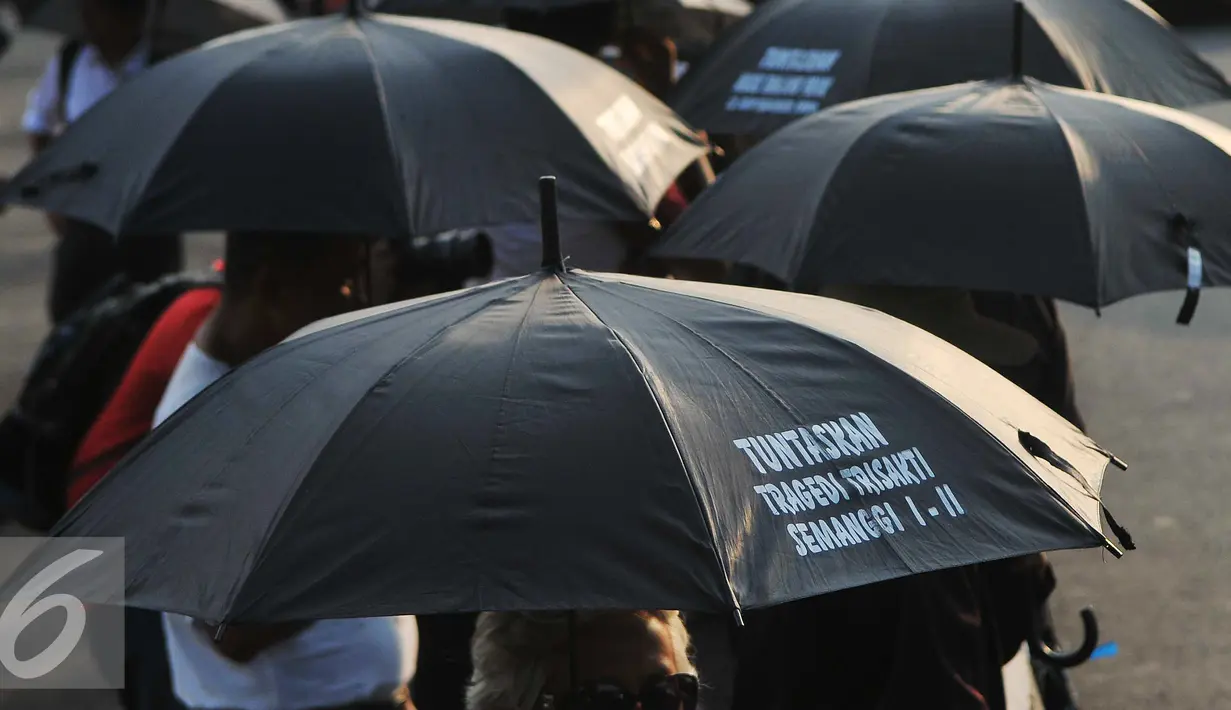 Anggota Jaringan Solidaritas Korban untuk Keadilan melakukan aksi Kamisan yang ke 442 di depan Istana Merdeka, Jakarta, Kamis (12/5). Mereka menuntut penyelesaian tragedi 1998 dan Kasus Trisakti. (Liputan6.com/Gempur M Surya)