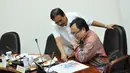 Menteri Keuangan Bambang Permadi Soemantri Brodjonegoro (kanan) berdiskusi dengan Menteri Koordinasi bidan Perekonomian Sofyan Djalil sebelum rapat terbatas di Istana Kepresidenan, Jakarta, Rabu (11/3/2015). (Liputan6.com/Faizal Fanani)