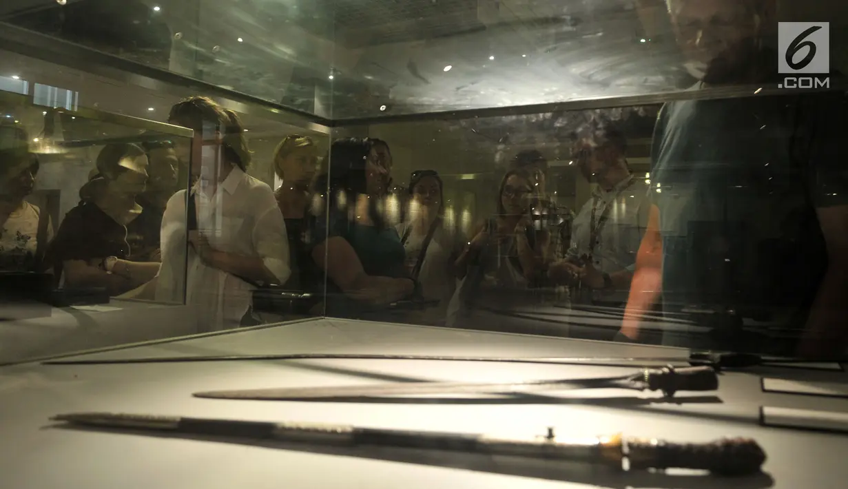 Pengunjung melihat sejumlah koleksi di Museum Nasional, Jakarta, Selasa (26/6). Dalam rangka merayakan ulang tahun Jakarta ke-491, Pemprov DKI Jakarta menggratiskan tiket masuk museum-museum yang berada di Jakarta. (Merdeka.com/ Iqbal S. Nugroho)