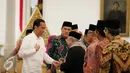 Presiden Joko Widodo menerima Ketua Umum MUI KH. Ma'ruf Amin dan sejumlah undangan lainnya sebelum melakukan pertemuan di Istana Merdeka, Jakarta, Selasa (1/11). (Liputan6.com/Faizal Fanani)