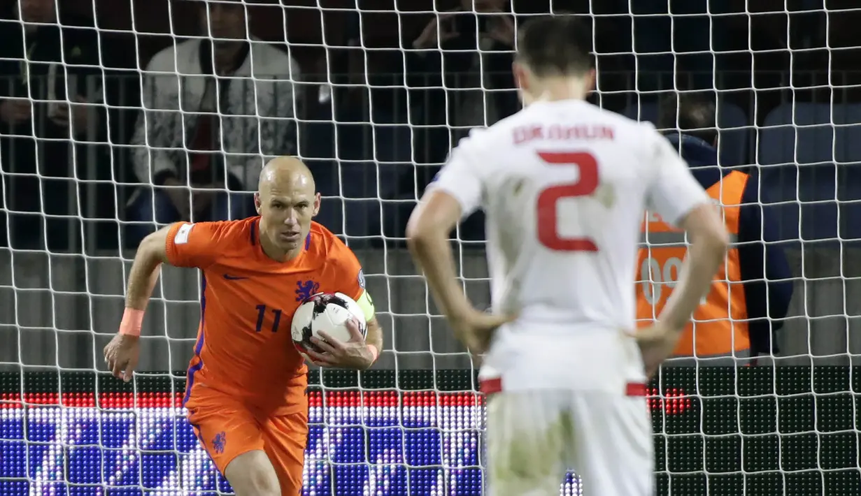 Gelandang Belanda, Arjen Robben, merayakan gol yang dicetaknya ke gawang Belarusia pada laga kualifikasi Piala Dunia 2018 di Stadion Borisov Arena, Borisov, Sabtu (7/10/2017). Belarusia kalah 1-3 dari Belanda. (AP/Sergei Grits)