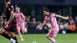 Lionel Messi tampil sebagai bintang utama kemenangan Inter Miami atas DC United dengan kontribusi dua gol yang terjadi pada menit ke-66 dan 85 serta satu assist. (Chris Arjoon/AFP)