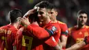 Para pemain Spanyol merayakan gol yang dicetak Paco Alcacer ke gawang Kepulauan Faroe pada laga Kualifikasi Piala Eropa 2020 di Stadion El Molinon, Gijon, Minggu (8/9). Spanyol menang 4-0 atas Kepulauan Faroe. (AFP/Miguel Riopa)