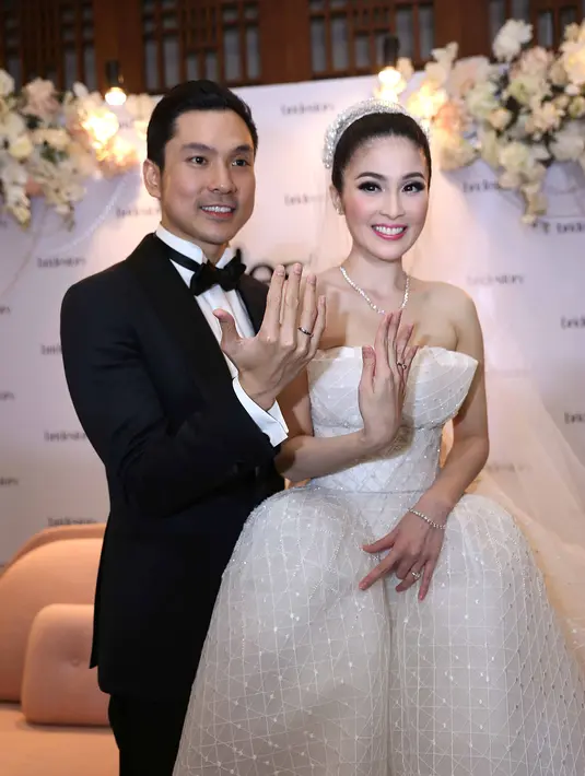 Tidak hanya di Jakarta, pasangan ini juga akan menggelar resepsi keduanya di Jepang. Tidak hanya itu, di negeri Sakura itu juga sekaligus dijadikan bulan madu. (Nurwahyunan/Bintang.com)