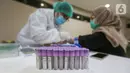 Petugas medis menjalani Tes serologi COVID-19 di RS Siloam Kebon Jeruk, Jakarta, Selasa (11/8/2020). Tes serologi antibodi SARS-CoV-2 berbasis lab merupakan tes untuk mendeteksi antibodi baik Imunoglobulin M (IgM) dan Imunoglobulin G (IgG) terhadap SARS-CoV-2 dalam darah. (Liputan6.com/Fery Pradolo)