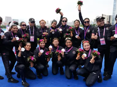 Peraih medali perak tim perahu naga putri Indonesia berpose saat upacara penganugerahan Women's Dragon Boat 500m Asian Games ke-19 di Wenzhou Dragon Boat Center, Wenzhou, China, Wenzhou, Kamis (5/102023). Tim perahu naga Indonesia mempersembahkan medali perak Asian Games 2023 dari nomor Dragon Boat 500m putra dan putri. (AP Photo/Eugene Hoshiko)