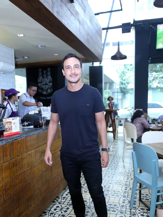 "Penang itu di luar ekspektasi aku, awalnya di situ aku enggak expect sama landscapenya, tapi pas di sana, it's interesting place, bersih," ucap Hamish Daud ditemui di kawasan Setiabudi, Kuningan, Jakarta, Senin (16/5/2016). (Nurwahyunan/Bintang.com)