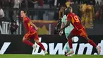 Pemain AS Roma, Edoardo Bove (kiri) melakukan selebrasi setelah mencetak gol cepat ke gawang Slavia Praha pada laga Grup G Liga Europa 2023/2024 di Olympic Stadium, Roma, Italia, Jumat (27/10/2023) dini hari WIB. Bove berhasil mencetak gol 47 detik melalui sepakan keras dari luar kotak penalti lawan. (AFP/Alberto Pizzoli)