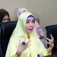 Namun, belum lama ini nyatanya kecurigaan Rima Idris atas istri lain ustaz Aswan kembali muncul. Hal itu diketahui sendiri oleh Rima dari salah satu orang yang diakuinya dekat dengan pemilik nama lengkap Aswan Faisal ini. (Nurwahyunan/Bintang.com)