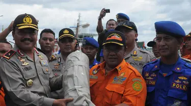 Petugas menunjukkan tabung gas yang diduga milik pesawat AirAsia QZ8501 di Pelabuhan Kumai, Pangkalan Bun, Kalteng, Kamis (1/1/2015). (Liputan6.com/Herman Zakharia)