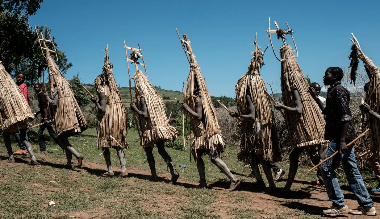 Sejumlah pemuda dari suku Maasai mengenakan kostum melakukan ritual usai disunat di dekat Kilgoris, Kenya (20/12). Usai disunat para pemuda ini tinggal disemak-semak untuk belajar bertahan agar dapat melindungi komunitas mereka. (AFP Photo)