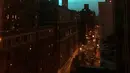 Cahaya biru di atas langit malam New York terlihat dari Manhattan Brough, Kamis (27/12). Ledakan yang cahayanya menerangi langit New York itu diketahui berasal trafo listrik perusahaan Con Edison di Astoria, distrik Queens.  (AP/Jay Reeves)