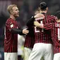 Para pemain AC Milan merayakan gol yang dicetak Zlatan Ibrahimovic ke gawang Torino pada laga Coppa Italia di Stadion San Siro, Milan, Selasa (28/1). Milan menang 4-2 atas Torino. (AFP/Miguel Medina)