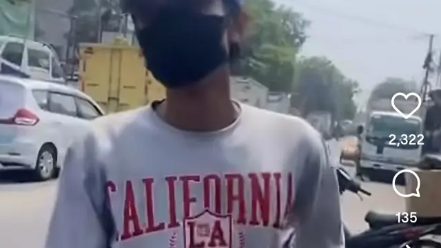 Juru parkir palak pemotor Rp 5 ribu. (tangkapan layar di media sosial).