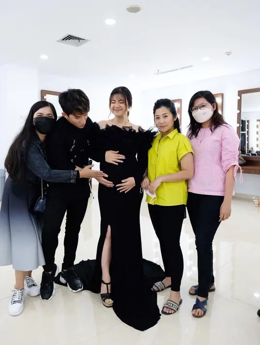 Felicya Angelista siap tampil di Indonesian Drama Series Awards 2022 dengan perut buncitnya dalam balutan gaun hitam. (Foto: Instagram/@felicyangelista_)