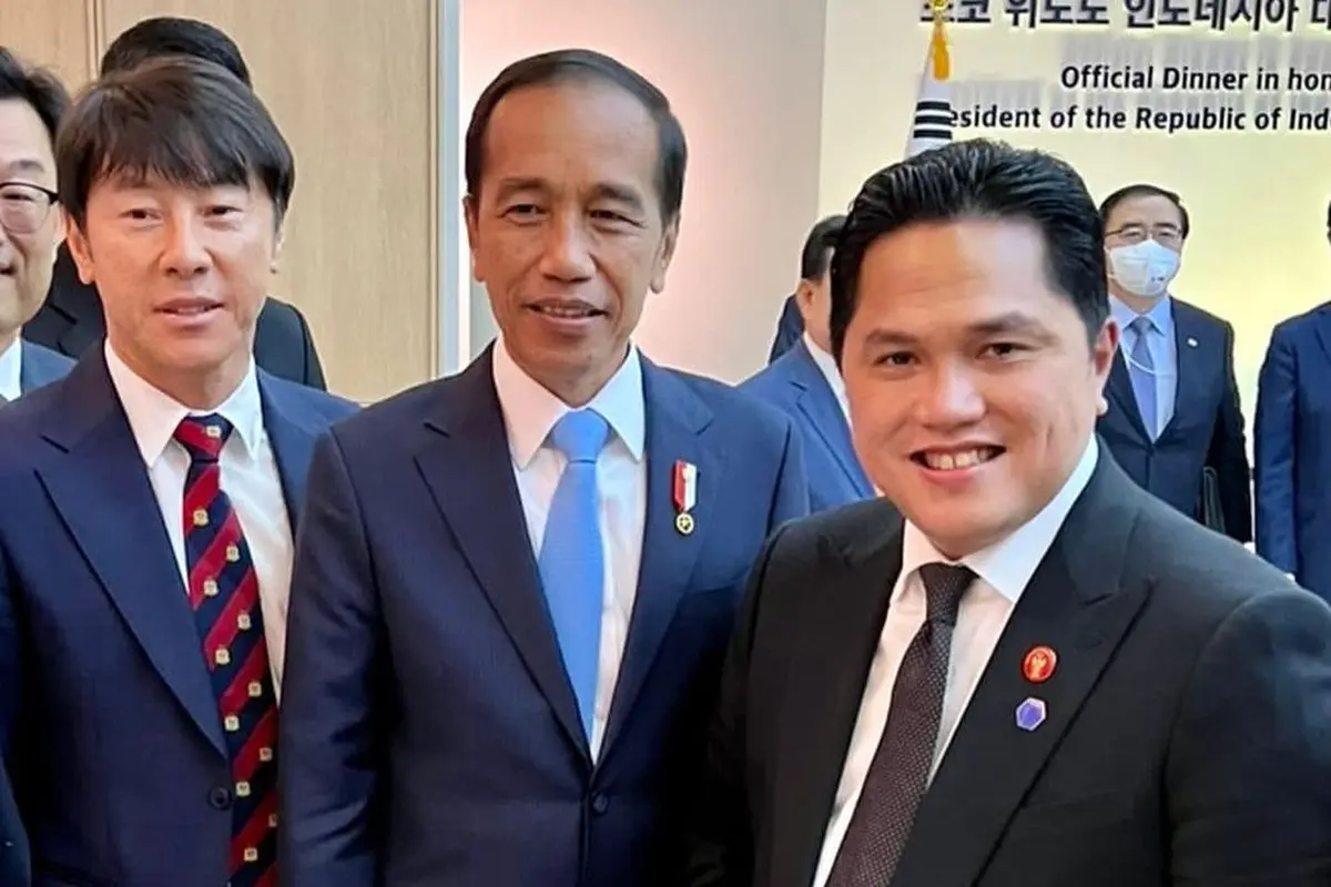 Pelatih Timnas Indonesia, Shin Tae-yong (kanan) bersama Presiden Jokowi (tengah), dan Erick Thohir.