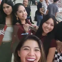 Ibu dan anak ini tampil dengan riasan wajah natural tanpa makeup berlebih. Almira mengurai rambut panjang belah duanya dan Annisa mengikat rambutnya setengah.&nbsp;[@merryriana]