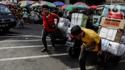 Para porter di Pasar Tanah Abang mampu mengantongi pundi-pundi rupiah hingga Rp 200.000 lebih per harinya. (Liputan6.com/Johan Tallo)