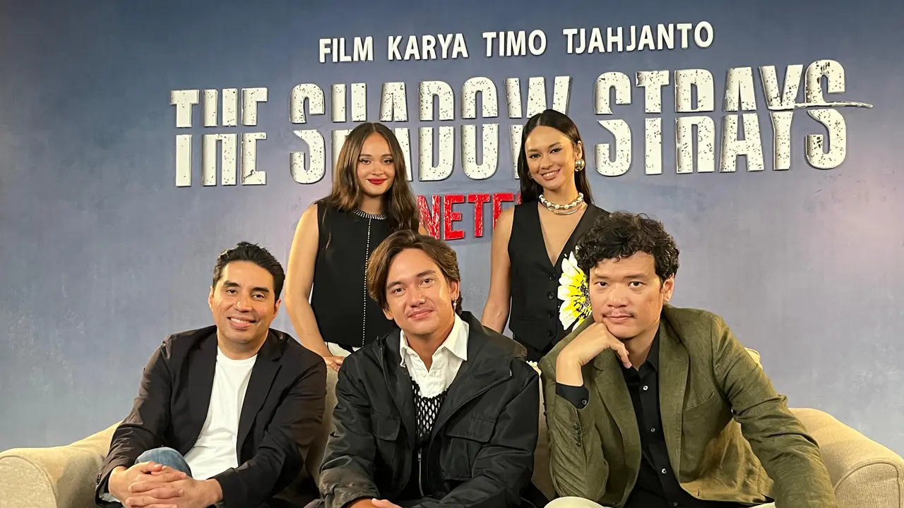 Para aktor, Produser, dan Sutradara film "The Shadow Strays" saat wawancara eksklusif yang diadakan di Mandarin Oriental Hotel, Jakarta (Fimela.com/Dok/Rianti Fitri Wulandari)